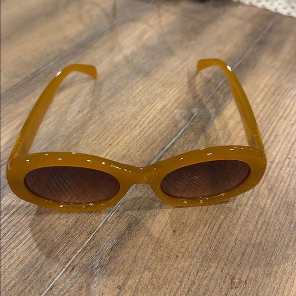 NWOT  Designer-Style Brown Tortoise Oval Sunglasses main image 4